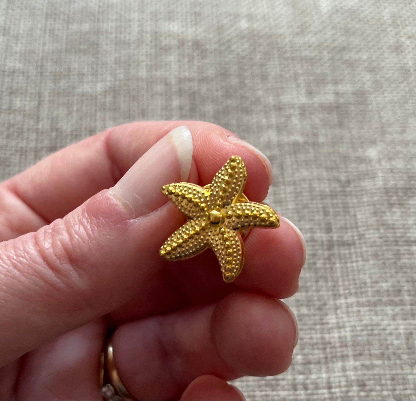 5x Starfish story pin badge motivational gift - you make a difference